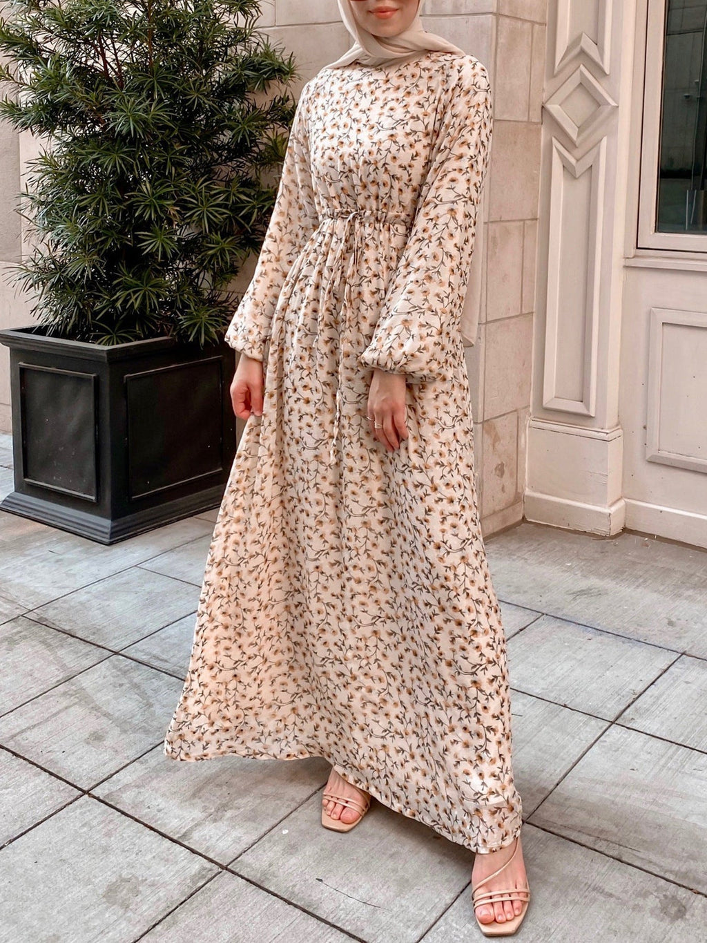 Robe maxi à fleurs pour femmes avec taille à cordon et manches ballon