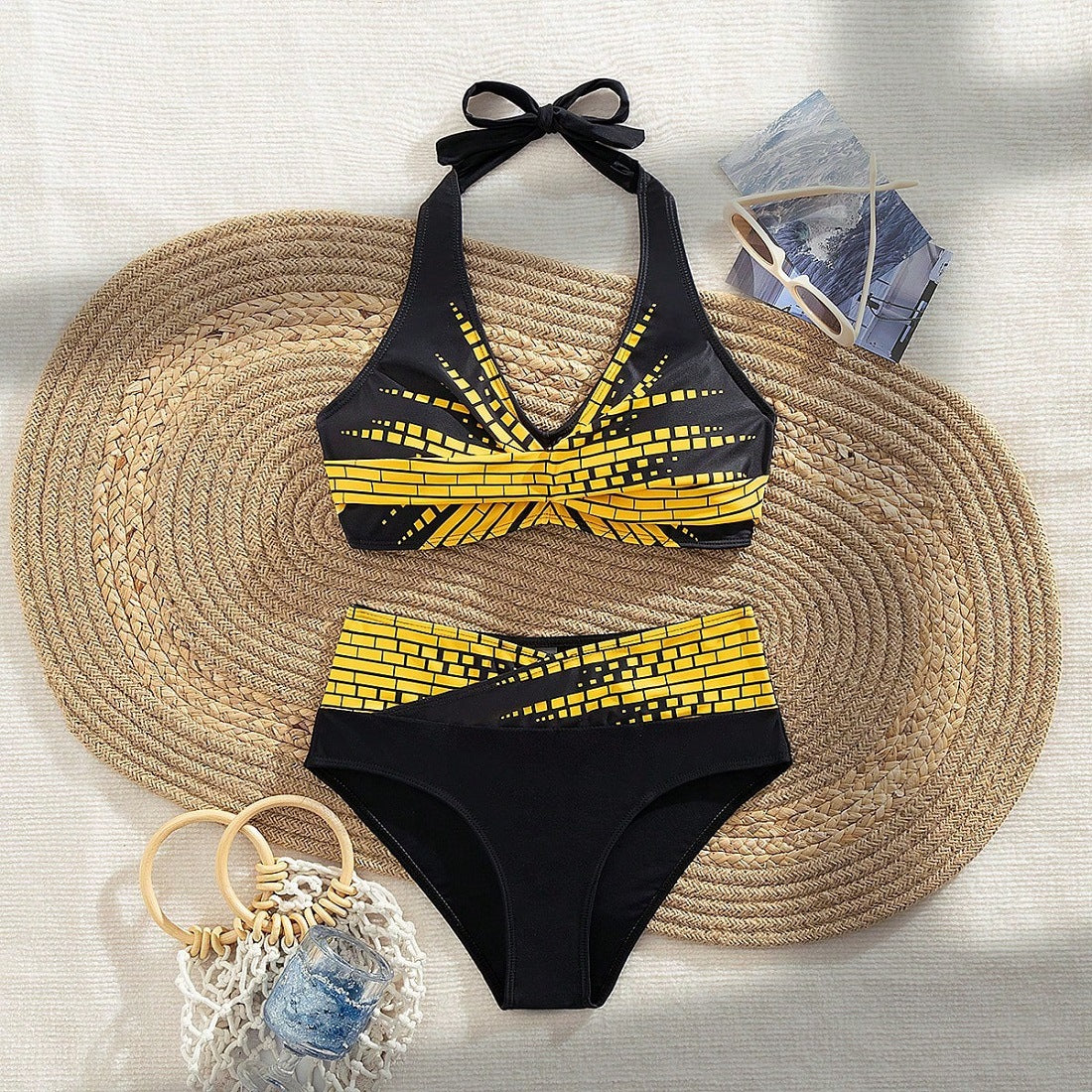 Bikini triangle pour femmes avec coupe à la mode et design graphique R&B