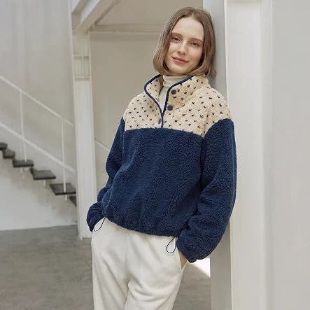 Pull en teddy polaire pour femmes avec col montant, fermeture à boutons-pression et cordon Echoarchiv