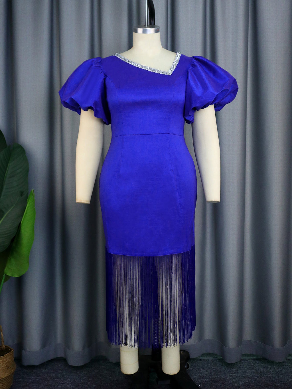 Robe de soirée glamour pour femmes avec des manches bouffantes volumineuses et un ourlet à franges R&B