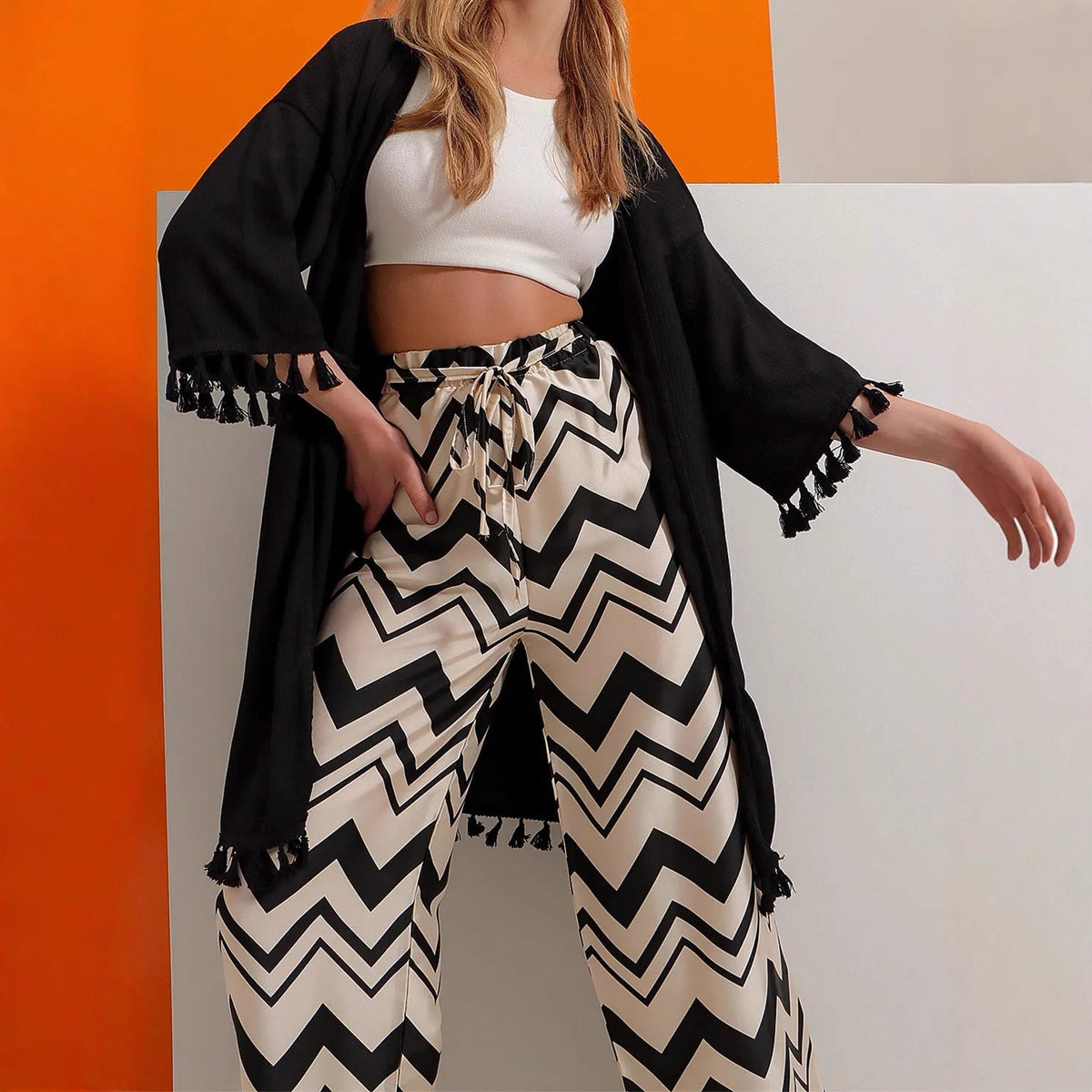 Pantalon satin large pour femmes avec imprimé zigzag, taille élastique haute et ceinture à nouer Echoarchiv