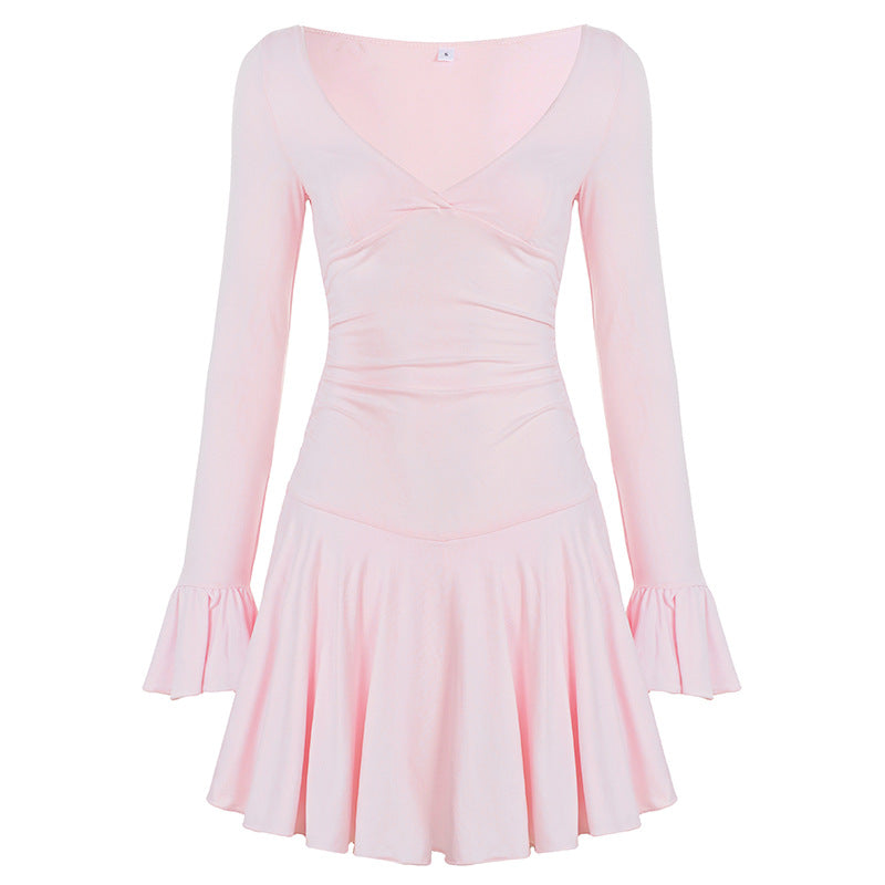 Robe patineuse ajustée à décolleté en V avec taille froncée et manches volantées Echo Archiv