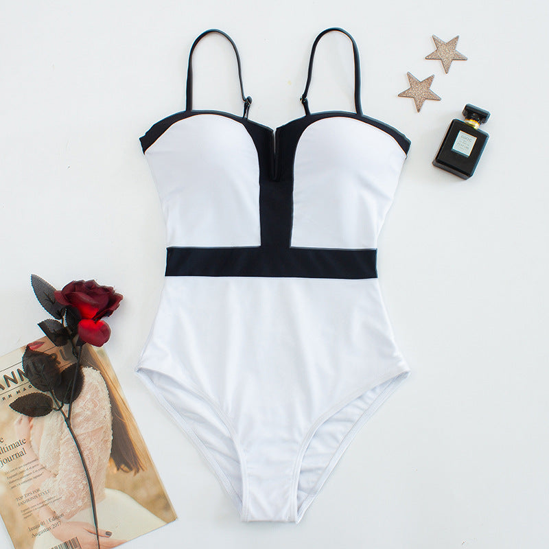 Maillot de bain élégant une pièce pour femme avec décolleté en V plongeant et détails contrastants Echo Archiv