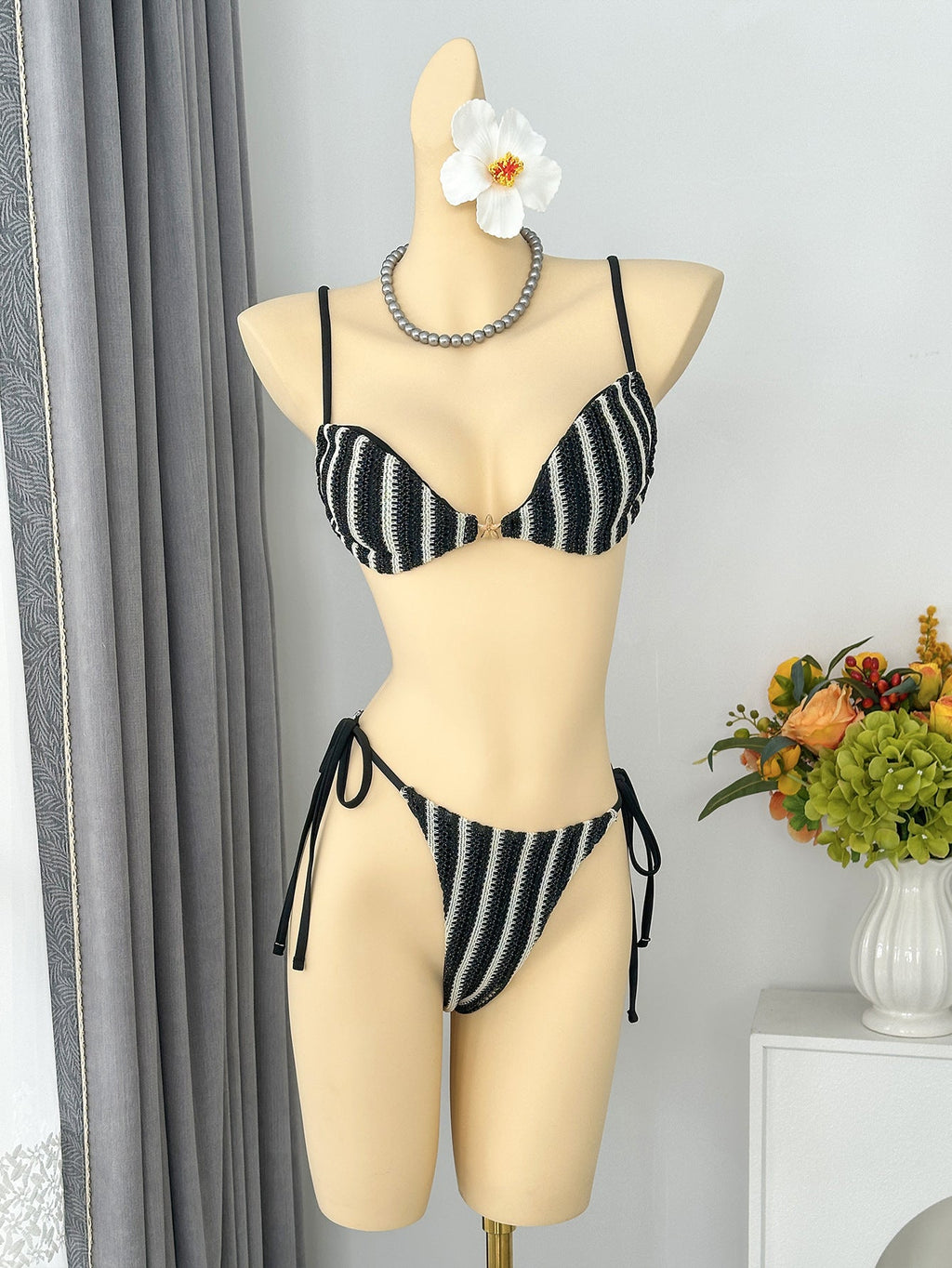Bikini triangle pour femmes avec un design de lien ludique R&B