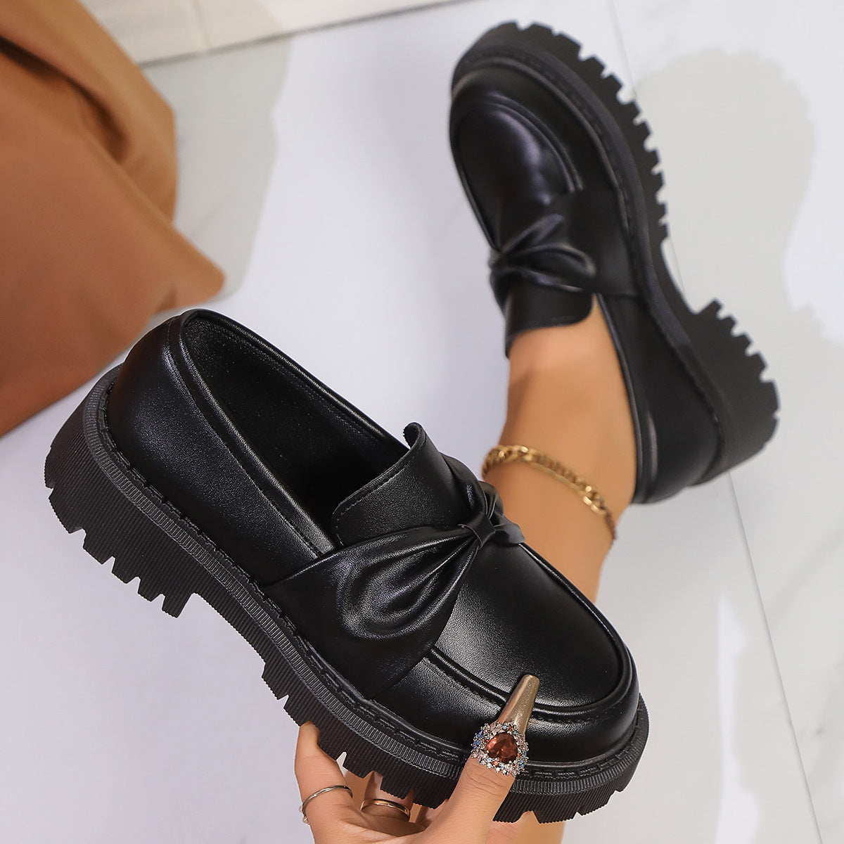 Mocassins pour femmes avec une semelle robuste et un design élégant de lanières R&B