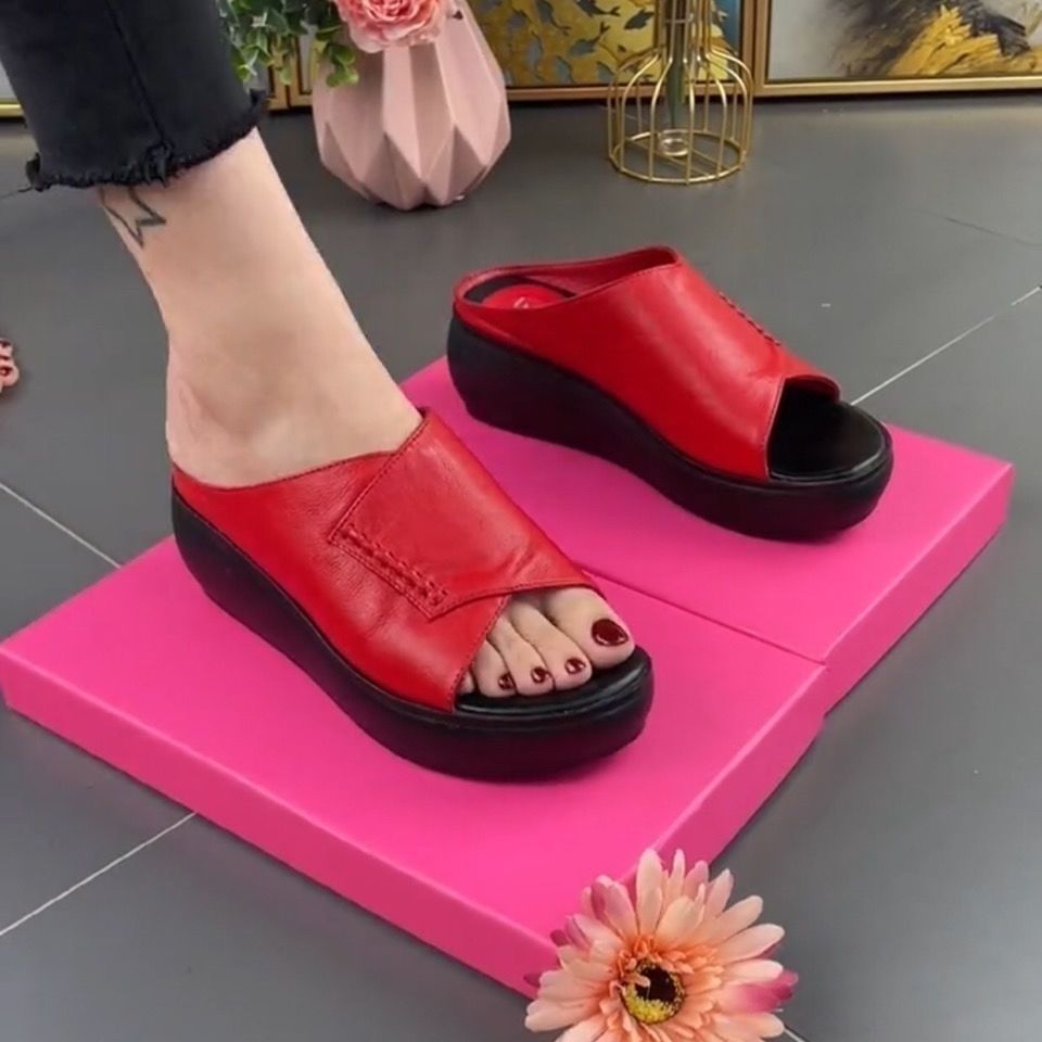 Pantoufles à talon compensé pour femmes avec un design de lanière élégant et un confort optimal R&B