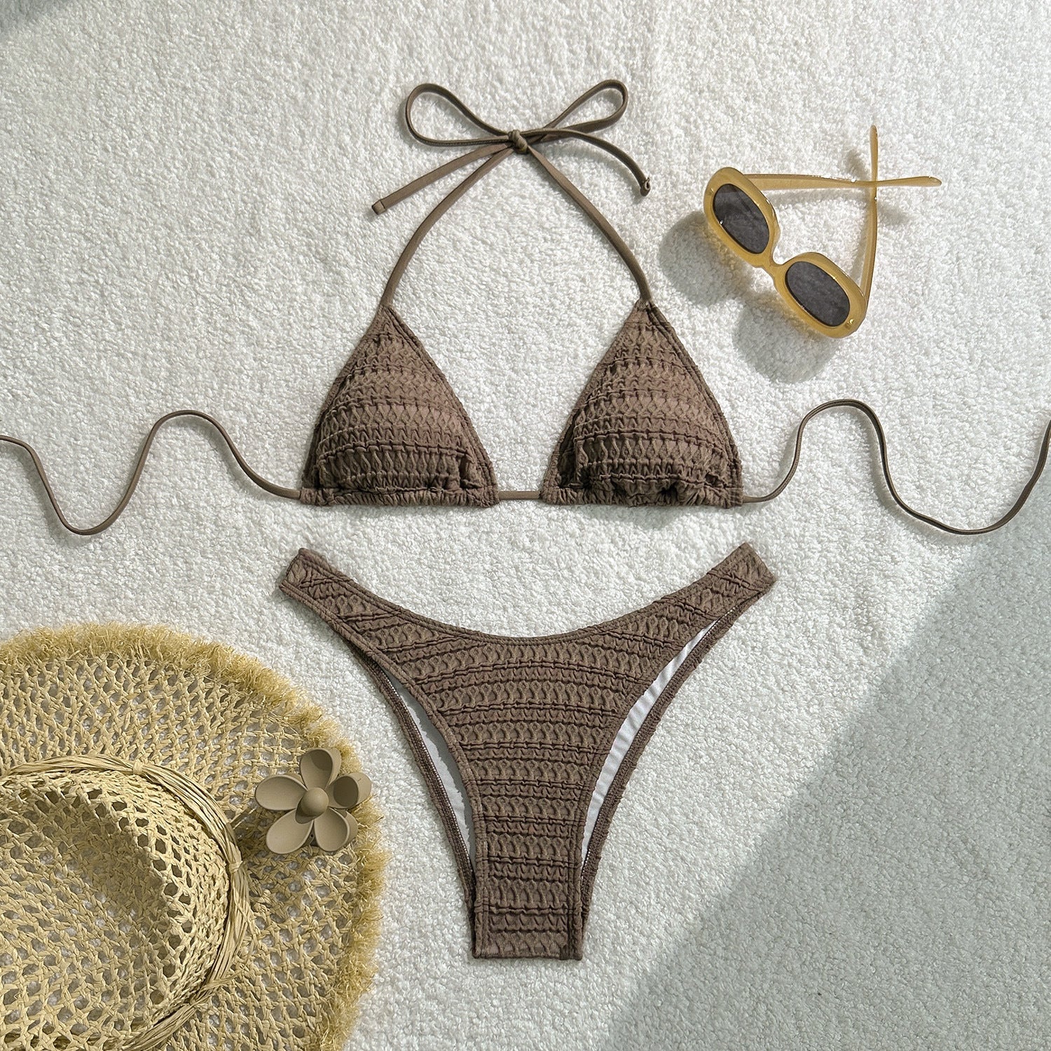 Bikini triangle pour femmes avec surface texturée et bretelles ludiques R&B