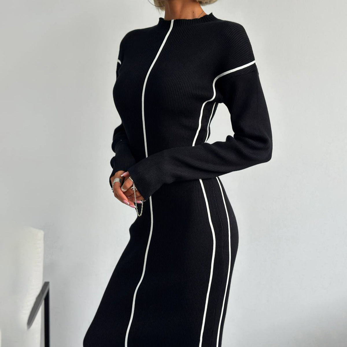 Robe midi ajustée pour femmes avec col montant, coutures contrastées verticales et manches longues en tricot côtelé Echo Archiv