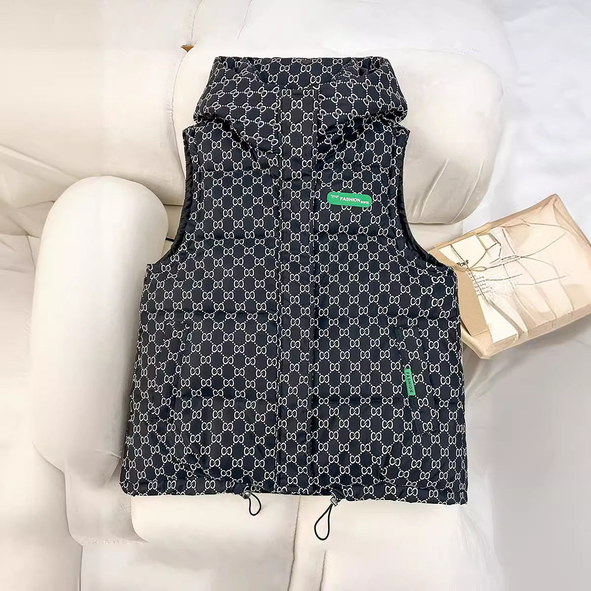 Gilet à capuche matelassé pour femmes avec impression logo intégrale, isolation rembourrée, ourlet ajustable et poches zippées dissimulées Echo Archiv