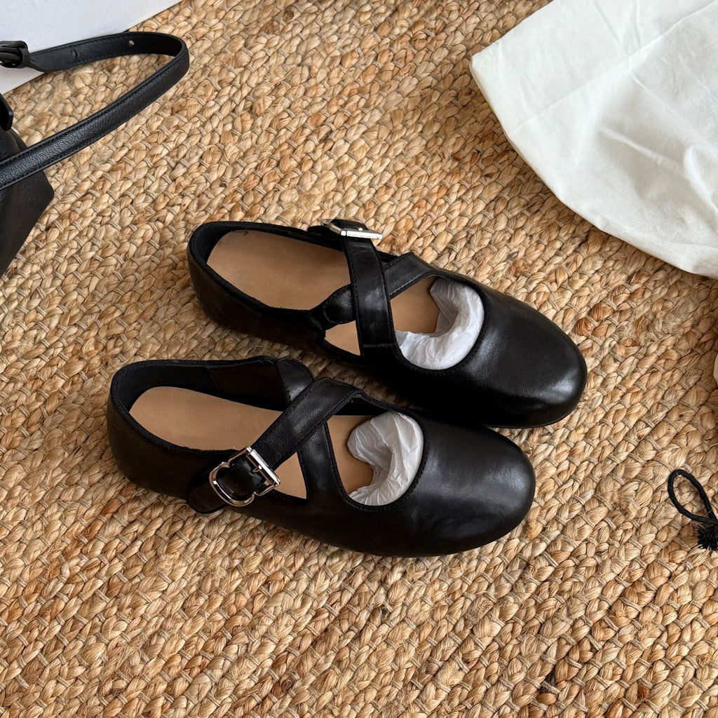 Ballerines élégantes pour femmes avec une bride tendance et une surface en cuir de haute qualité R&B