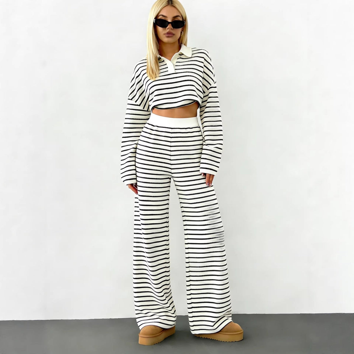 Pull en tricot rayé pour femmes avec col polo et manches oversize Echoarchiv