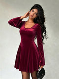 Robe skater en velours pour femmes avec jupe évasée, décolleté bateau et manches cloche Echo Archiv