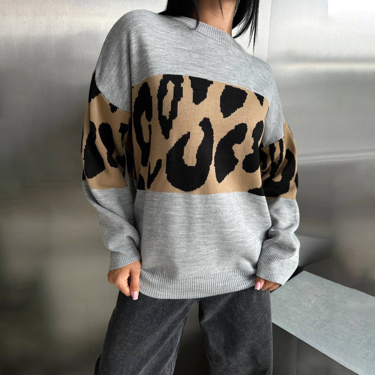 Pull oversized en tricot pour femmes avec des bandes léopard, épaules tombantes et ourlet côtelé