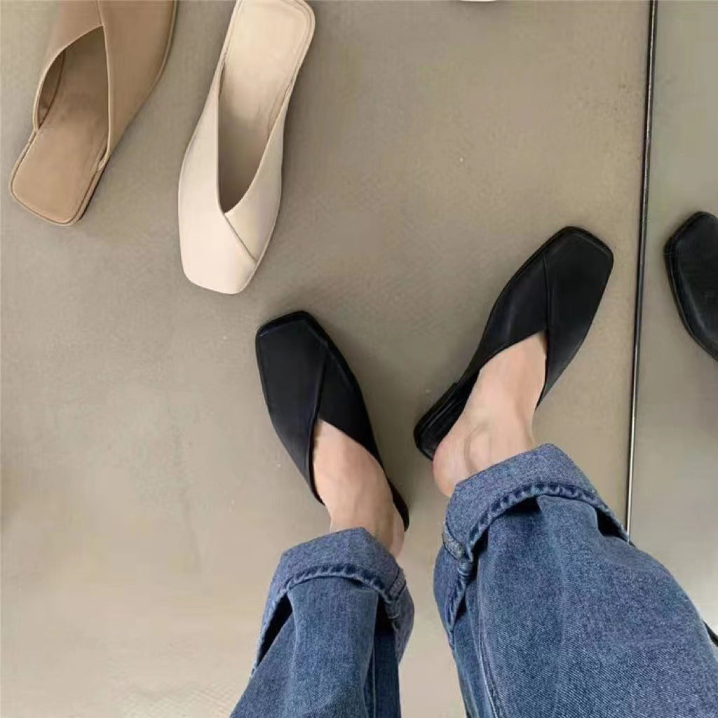 Sandales confortables pour femmes avec des lanières croisées modernes et une partie avant carrée R&B