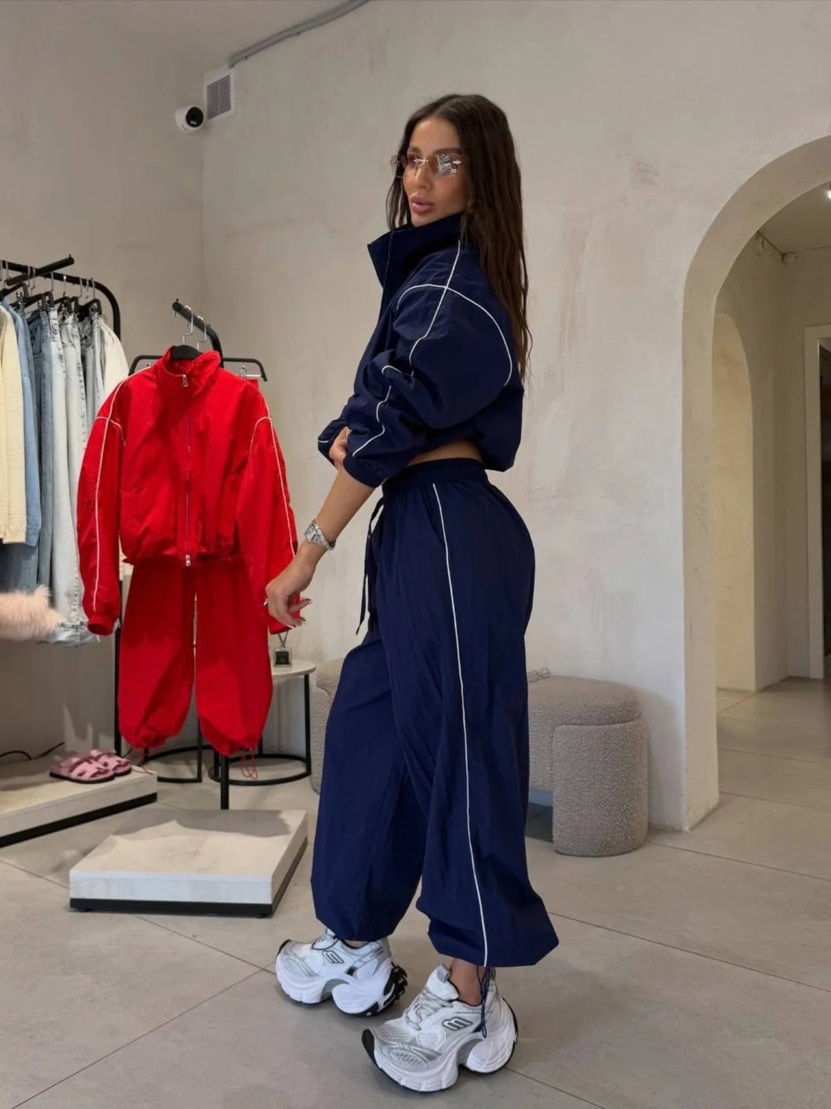 Ensemble coupe-vent court pour femmes avec pantalon de jogging ample et passepoil contrasté Echoarchiv
