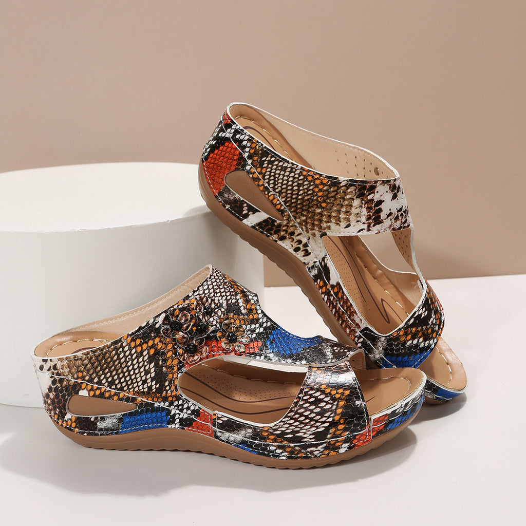 Mules confortables pour femmes avec un design à découpe tendance et des applications florales décoratives R&B
