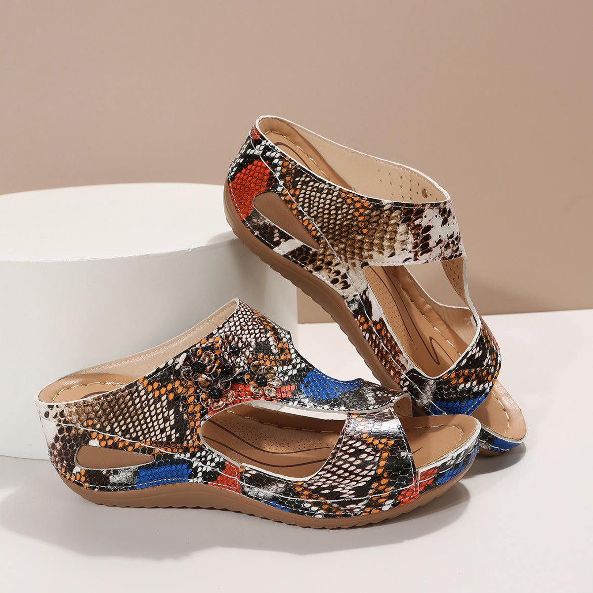 Mules confortables pour femmes avec un design à découpe tendance et des applications florales décoratives R&B