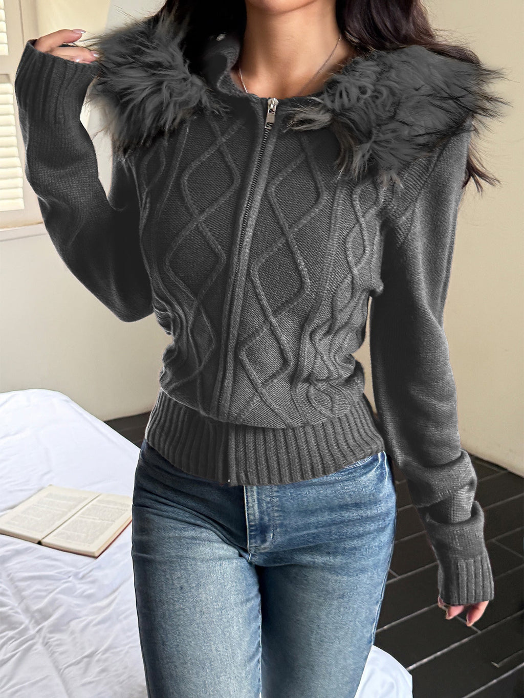 Veste en tricot à motif torsadé cintrée pour femmes avec fermeture éclair intégrale et capuche en fausse fourrure amovible Echo Archiv
