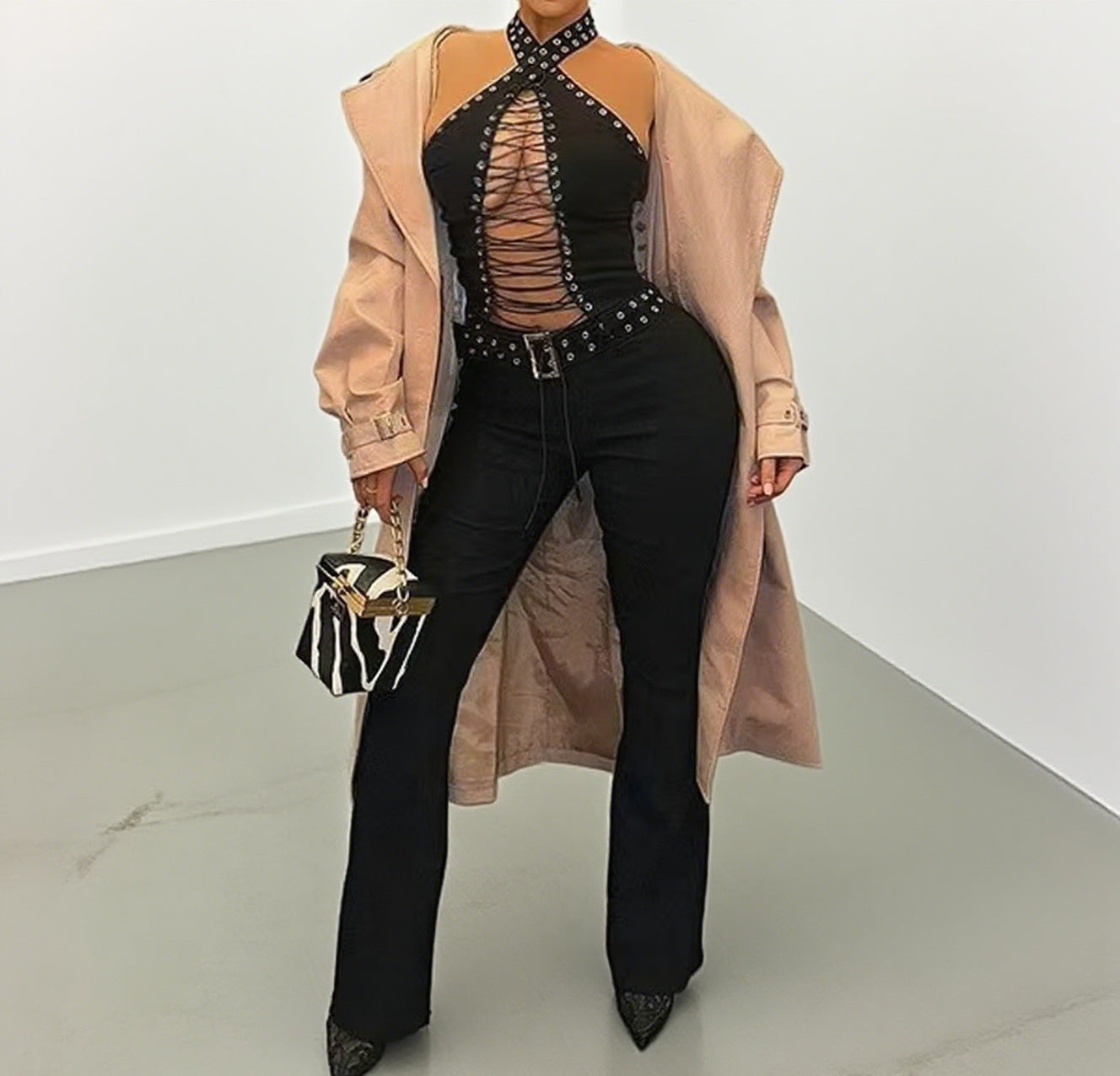 Haut élégant pour femmes avec un design en lacets élaboré et des accents scintillants R&B