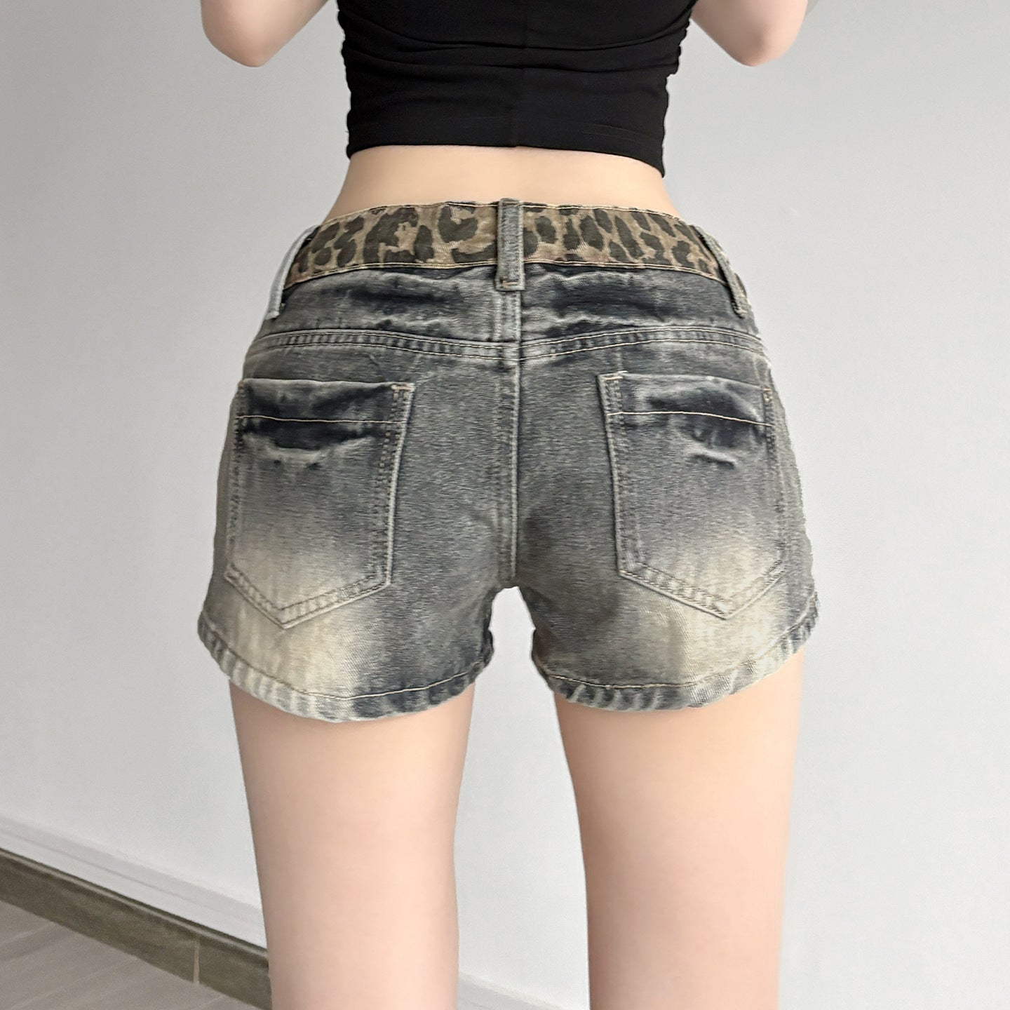 Shorts en jean pour femmes avec motif léopard et taille froncée R&B