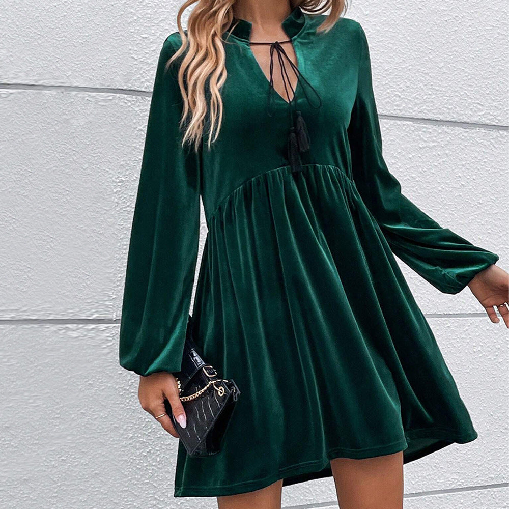 Robe mini babydoll en velours pour femmes avec taille empire, lien à franges et manches longues en cloche