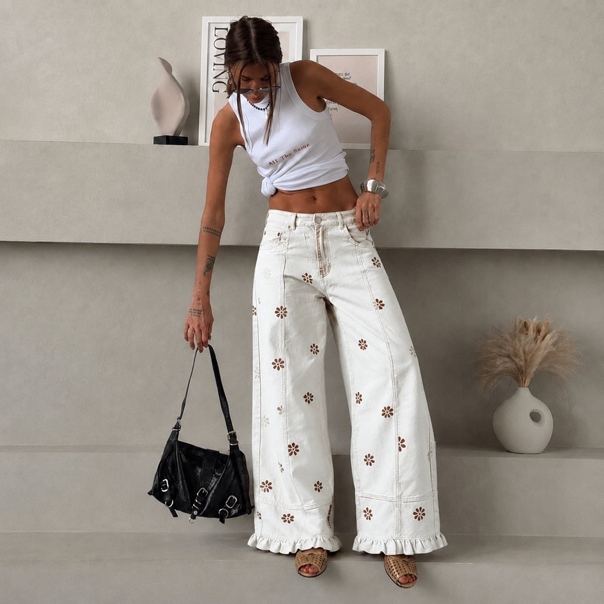 Pantalon en denim large pour femmes avec imprimé marguerite, taille haute et finitions volantes