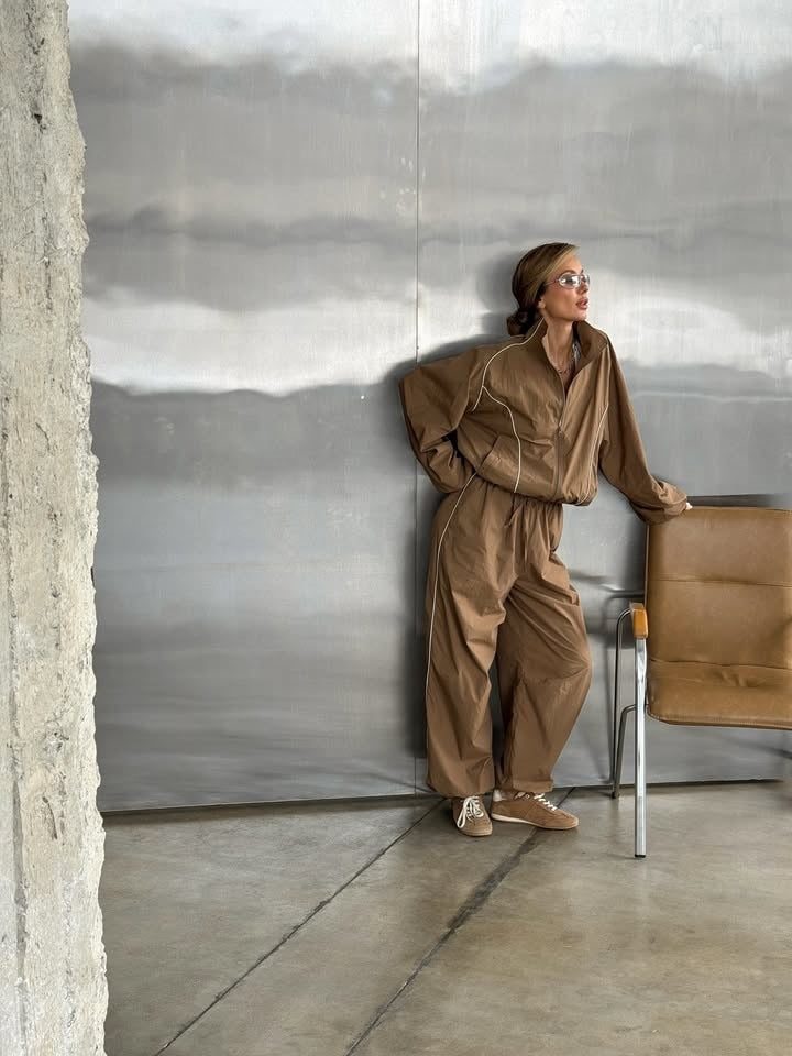Veste légère à capuche pour femmes, ensemble à deux pièces avec col montant, fermeture éclair intégrale, couture en contraste et pantalon palazzo ample Echo Archiv