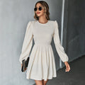Robe de cocktail chic pour femmes avec taille froncée, manches ballon longues et décolleté rond