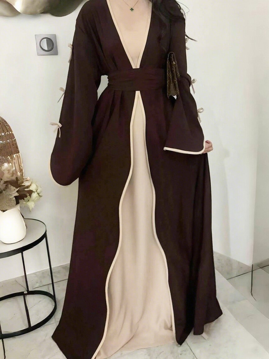 Abaya-Kaftan élégant pour femmes avec manches évasées en trompette, empiècement contrasté et ceinture nouée Echo Archiv