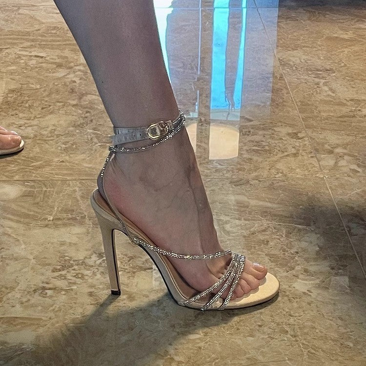 Sandales à talons aiguilles élégantes pour femmes avec des lanières délicates et des ornements en strass R&B