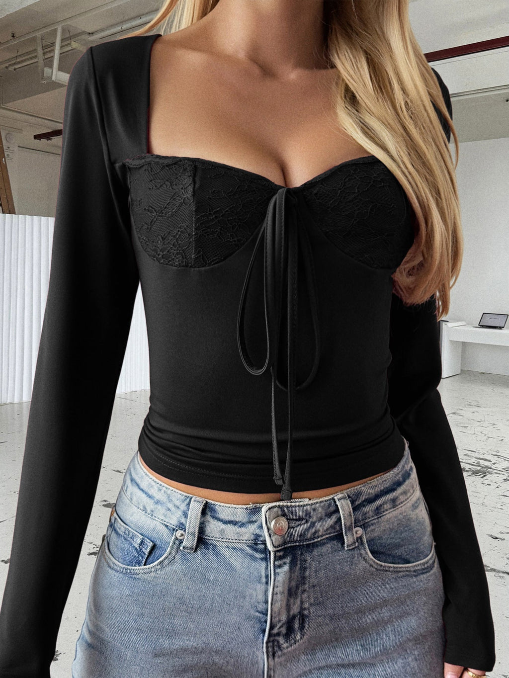 Haut bustier cintré pour femmes avec décolleté carré, bonnets en dentelle et lien Echo Archiv