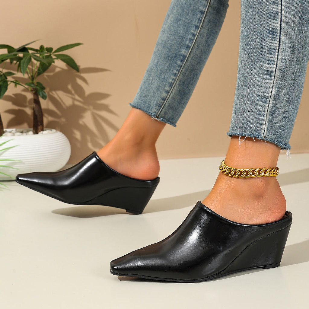 Mules pour femmes avec un design élégant et pointu et une surface brillante R&B