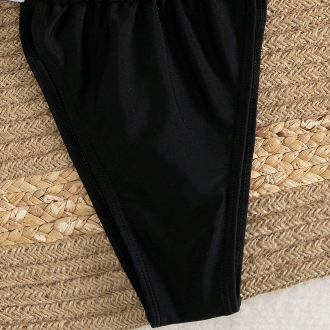 Bikini triangle femme avec bretelles réglables et détail de lien féminin R&B