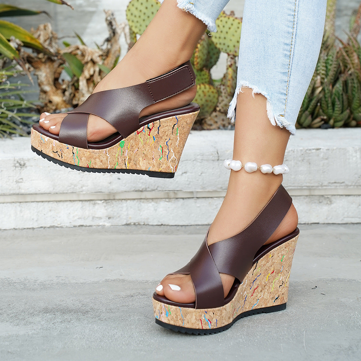 Sandales compensées pour femmes avec un design moderne en liège et un système de sangle confortable R&B