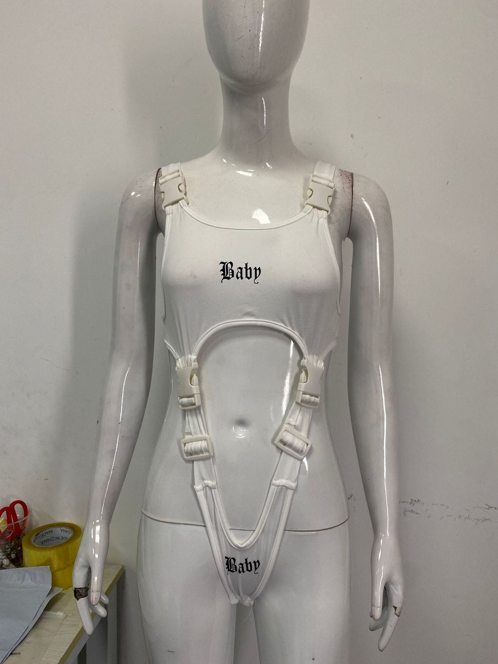 Body enveloppant pour femmes avec un design unique et des bretelles réglables R&B