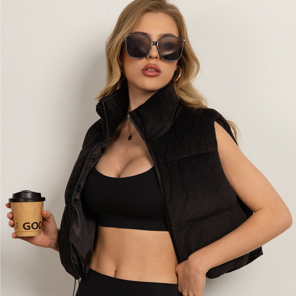 Gilet boxy en corduroy matelassé pour femmes avec col montant volumineux et cordon de serrage ajustable Echo Archiv