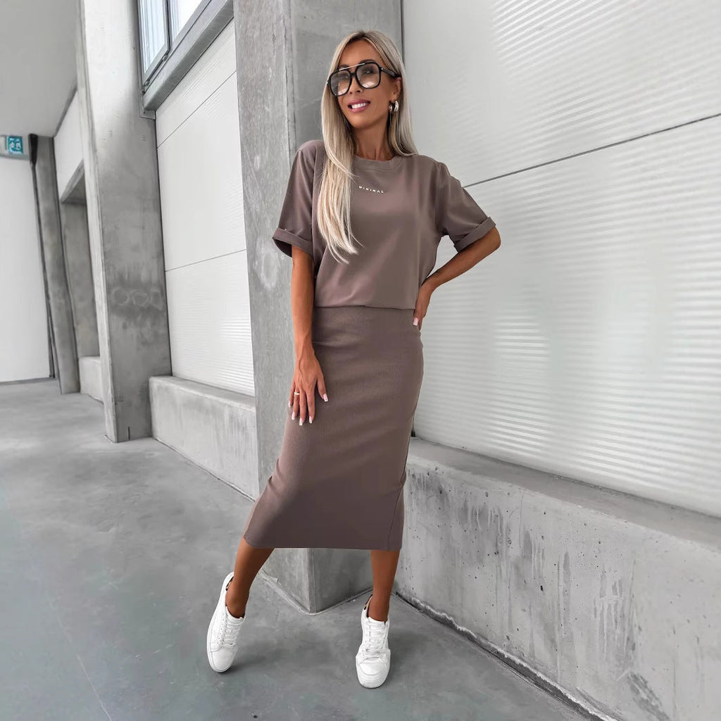 Ensemble tricoté deux pièces pour femmes avec t-shirt boxy oversize et jupe midi flatteuse avec fente latérale Echo Archive
