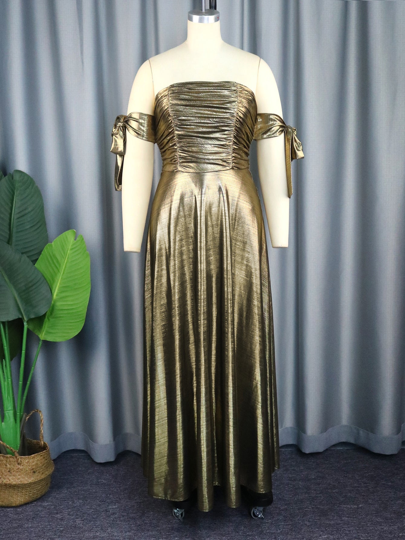 Robe de soirée glamour pour femmes avec design décolleté et élégantes fronces R&B