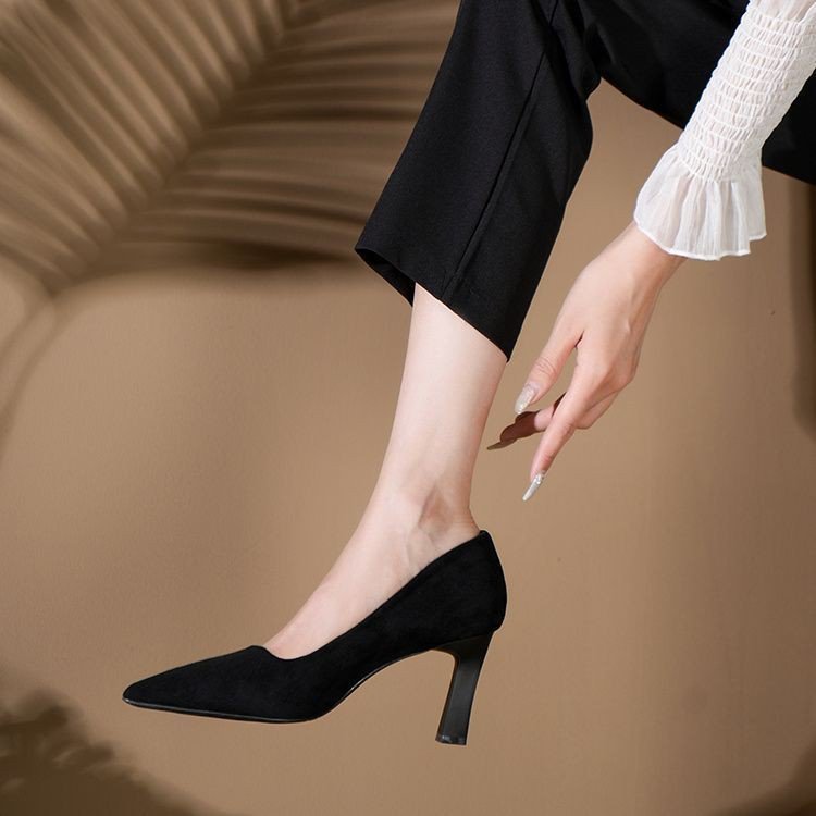 Escarpins mode pour femmes avec silhouette élégante R&B