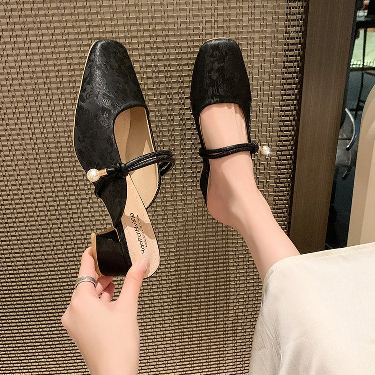 Mules tendance pour femmes avec une élégante application de perles et un talon bloc raffiné R&B