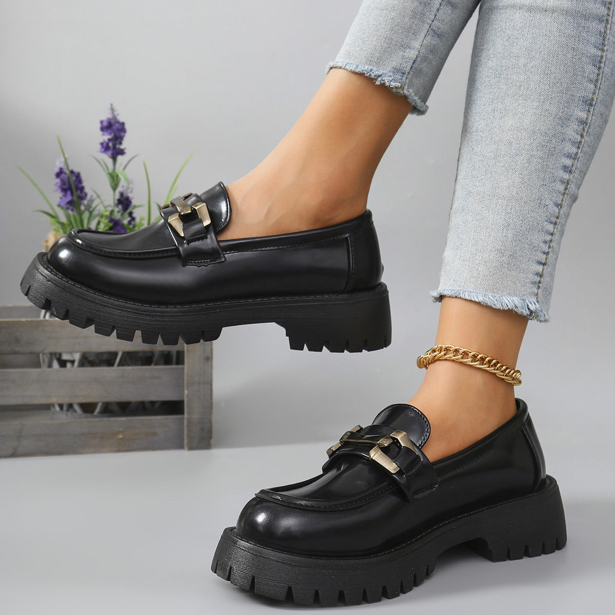 Mocassins pour femmes avec accents métalliques tendance et semelle compensée stable R&B