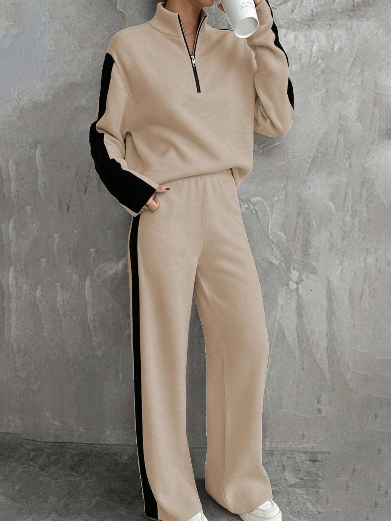 Ensemble de jogging décontracté pour femmes avec demi-zip, taille élastique et bandes contrastées sur les côtés Echo Archiv