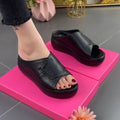 Pantoufles à talon compensé pour femmes avec un design de lanière élégant et un confort optimal R&B
