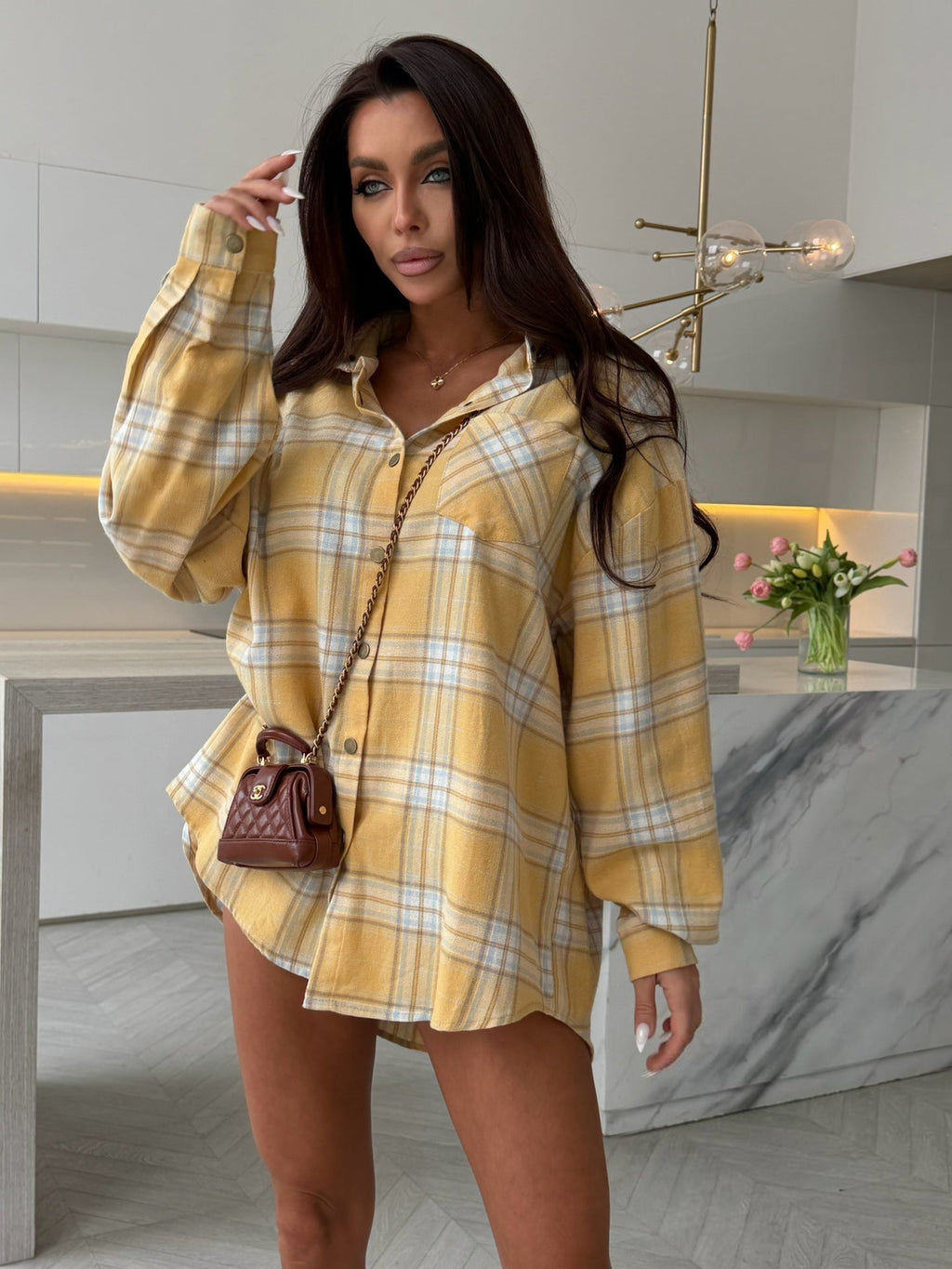 Robe chemise à carreaux surdimensionnée pour femmes avec patte de boutonnage, poches poitrine et ourlet arrière allongé Echo Archiv