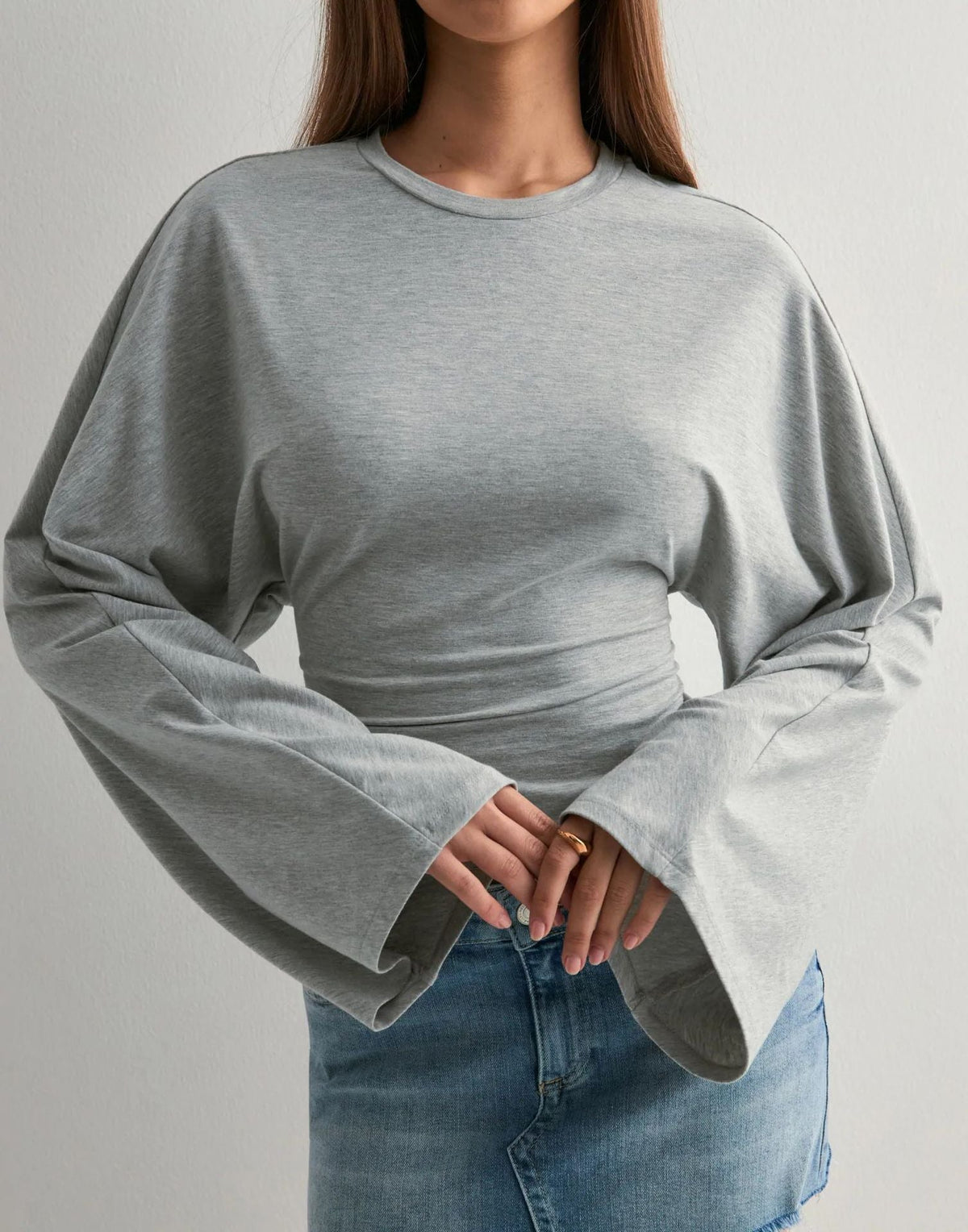 Top élégant à manches longues cropped avec des manches larges