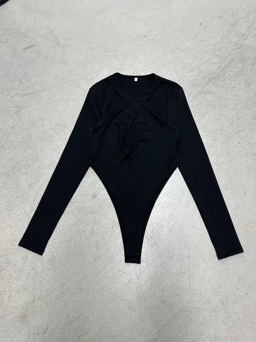 Body à manches longues pour femmes avec un design croisé raffiné et taille haute R&B