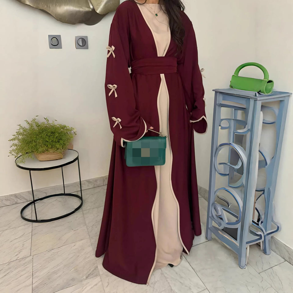 Abaya-Kaftan élégant pour femmes avec manches évasées en trompette, empiècement contrasté et ceinture nouée Echo Archiv