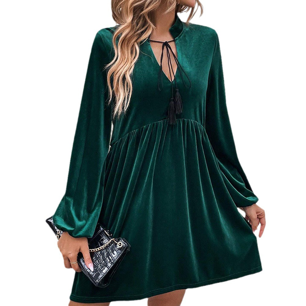 Robe mini babydoll en velours pour femmes avec taille empire, lien à franges et manches longues en cloche