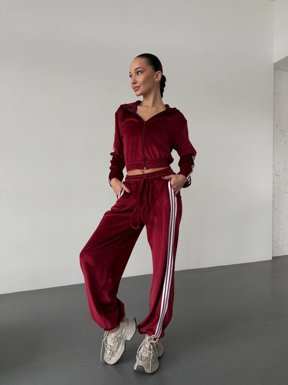 Ensemble de survêtement rétro en velours pour femmes avec rayures latérales, taille haute et fermeture éclair Echo Archiv