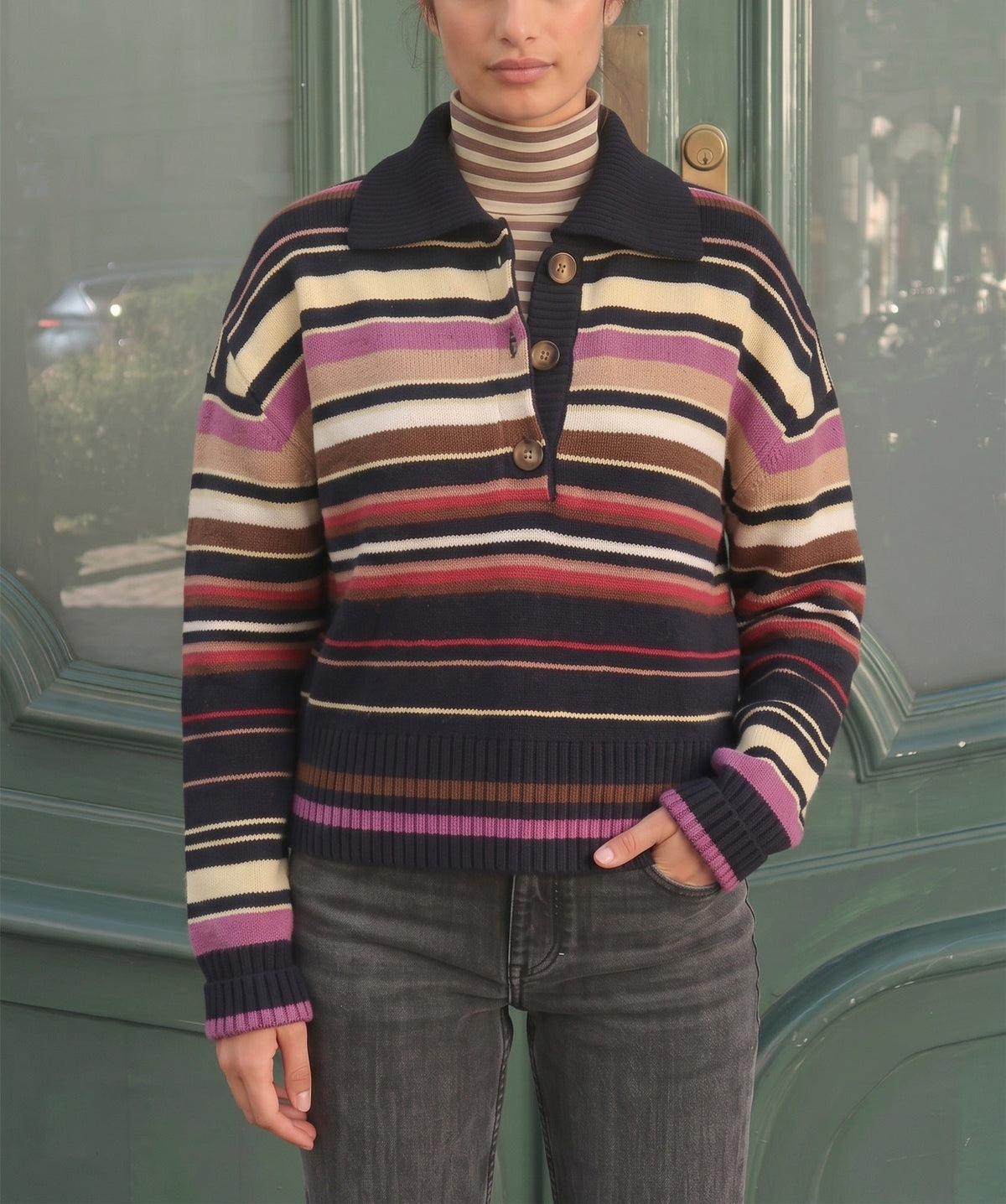 Pull en tricot rayé pour femmes avec col polo et patte de boutonnage Echoarchiv